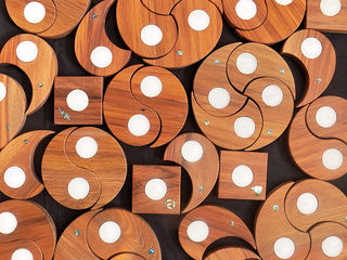 Accessorise your table with tea light holders, wine stands and glass holders
